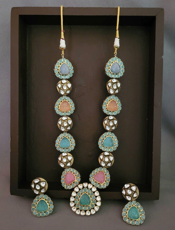 WEAR ME EXCLUSIVE DESIGNER NECKLACE WITH EARRINGS