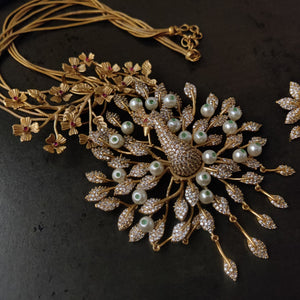 EXCLUSIVE PEACOCK PENDANT AND STUDS SET