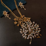 EXCLUSIVE PEACOCK PENDANT AND STUDS SET