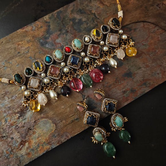 EXCLUSIVE NATURAL STONE CHOKER WITH EARRINGS