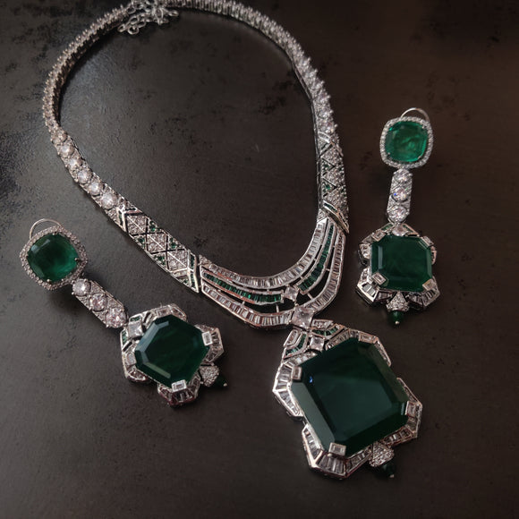 EXQUISITE IMITATION EMERALD STONE NECKLACE