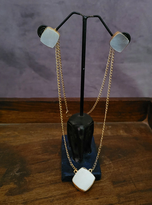 MOTHER OF PEARL PENDANT NECKPIECE WITH EARRINGS